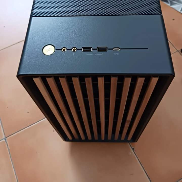 Superdido13's tweet image. &quot;The Fractal Design North is the ultimate premium case for top-tier PC builds.&quot;

@fractalofficial

#FractalDesign #NorthCase #PCBuild #PCMasterRace #PCEnthusiast #FluxoDeAr #DesignElegante #MontagemPremium #Superdidzero #PCBuildPT #Lisboa