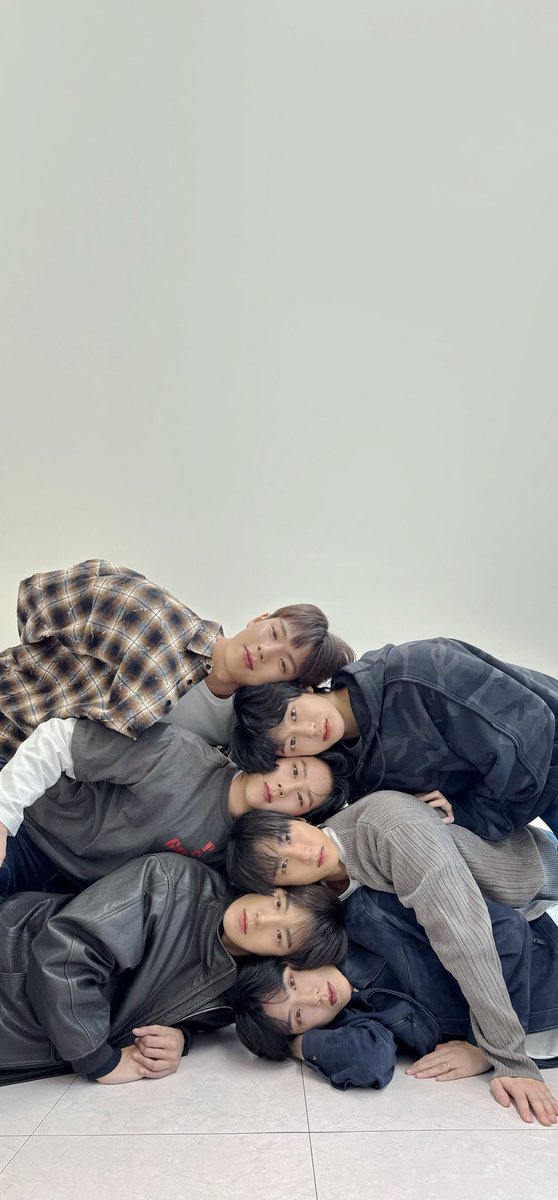 imrain_mbb's tweet photo. 오랜만에 맘 따수워지는 사진을 봐서
배경확장 또 들고왔어요🤍

폰 기종이나 배경 환경에 따라
다운받아서 쓰세용😉

👈위에만 확장한거
👉위아래 확장한거 https://t.co/jSTUOuYq97