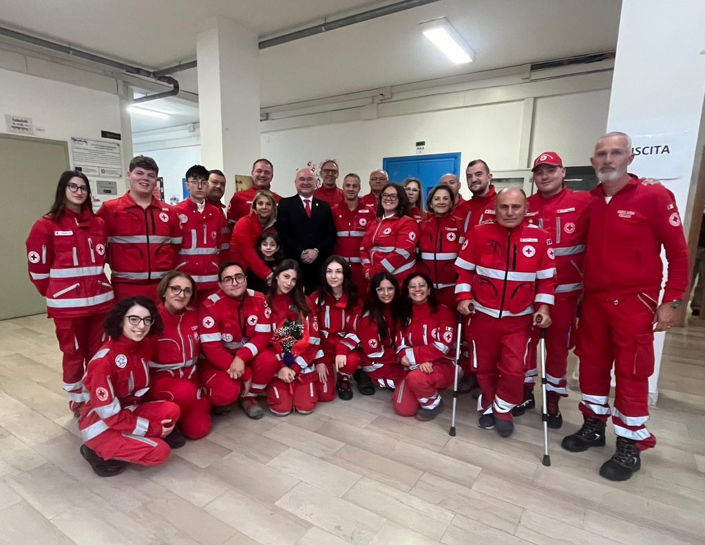 Questa mattina, a Manfredonia, ho avuto l’onore di ricevere il Premio nazionale Virgo Fidelis "per l'impegno nella difesa della Dignità umana e nella promozione della solidarietà".

Sono orgoglioso di stringere tra le mani questo riconoscimento, attraverso il quale l’Associazione