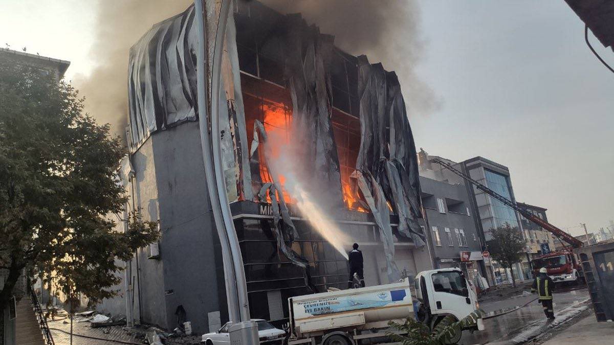 Dilovası'ndaki bir parfüm deposunda  gerçekleşen patlamada 2’si çocuk 6 işçiyi kaybettik. 

Defalarca tesisin eksikliklerini bildirilmesine rağmen iş güvenliğini sağlayamayan patron ve denetlemeyen devlet kaybettiğimiz işçilerin failidir. 

Kaza değil cinayet, hesap soracağız!