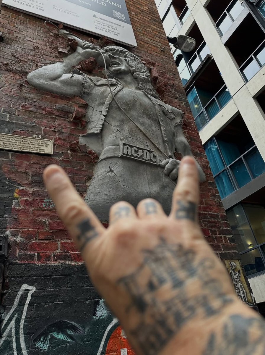 AC_DC_Twivia's tweet photo. #ACDC Trivia Question #5,721: Can you name these famous rhythm guitar devil horn fingers saluting the one &amp; only Bon Scott while playing with his band Down Under? 🇦🇺 @acdc @ACDC_Podcast @BonScottEstate @Australia #WeekendVibes #DevilHorns #Salute https://t.co/hezmaL4LqL