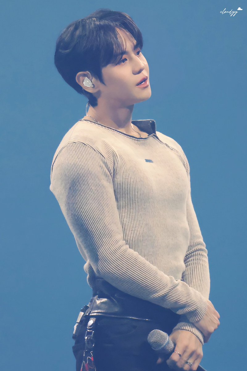 cloudyyhilight's tweet image. 251108 스카이페스티벌

얼굴이 애기인데 몸이 완전 상남자 🥹🫠🫣 

#하이라이트 #HIGHLIGHT #비스트 #BEAST 
#양요섭 #요섭 #YANGYOSEOP