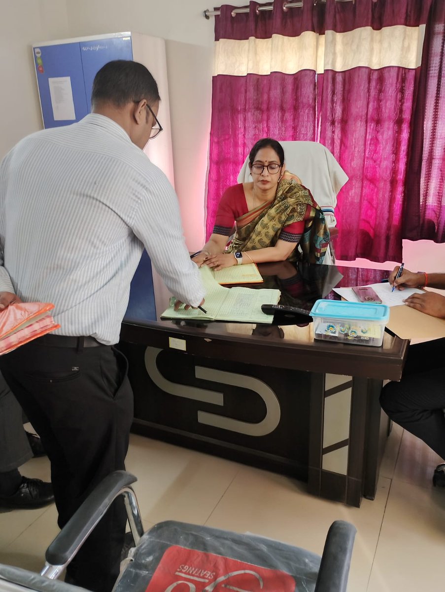 DoSWBihar's tweet image. सचिव, समाज कल्याण विभाग का बिहटा वृहद आश्रय गृह निरीक्षण

सचिव श्रीमती बंदना प्रेयषी द्वारा बच्चों की देखभाल, शिक्षा, स्वास्थ्य एवं कौशल विकास की व्यवस्थाओं का निरीक्षण कर आवश्यक दिशा-निर्देश दिए गए।

#SamajKalyanBihar #ChildWelfare #SkillDevelopment