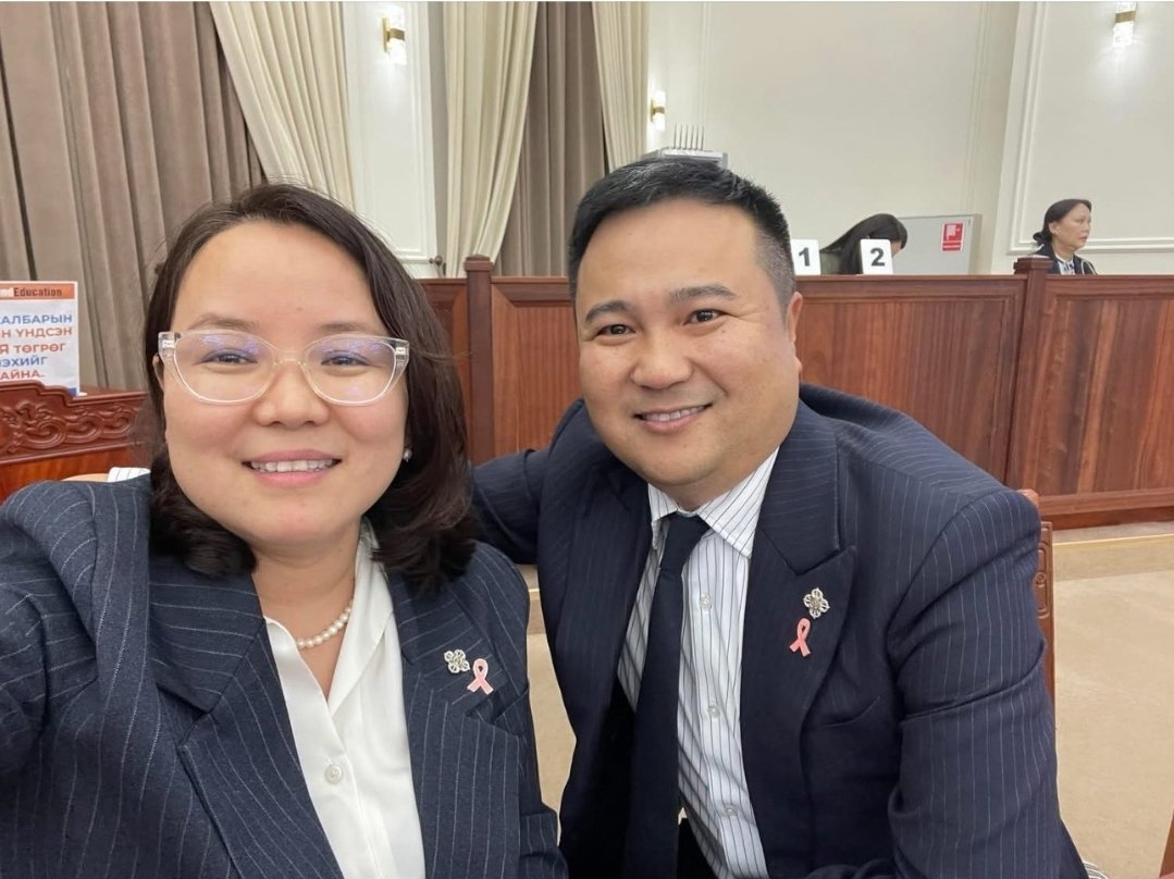 Сайн ч муу ч Монгол их төрийн минь танхим ш дээ...энэ 2 парк дээр тоглож бгаа хулгана биш дээ. Энэ 2оос аймшигтай бэтзандан, хиншүү нарыг зайлуулчдаг төр ш дээ 👎👎👎