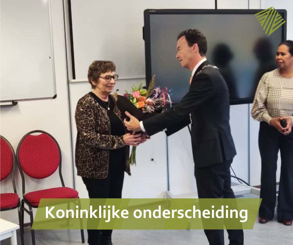 🎖️ #KoninklijkeOnderscheiding | Burgemeester Lucien van Riswijk reikte vandaag een Koninklijke onderscheiding uit aan Mieke Roeters van den Berg-Velmans. Zij is benoemd tot Lid in de Orde van Oranje-Nassau. 👏 Meer lezen 👉 social.zevenaar.nl/4oOciuN