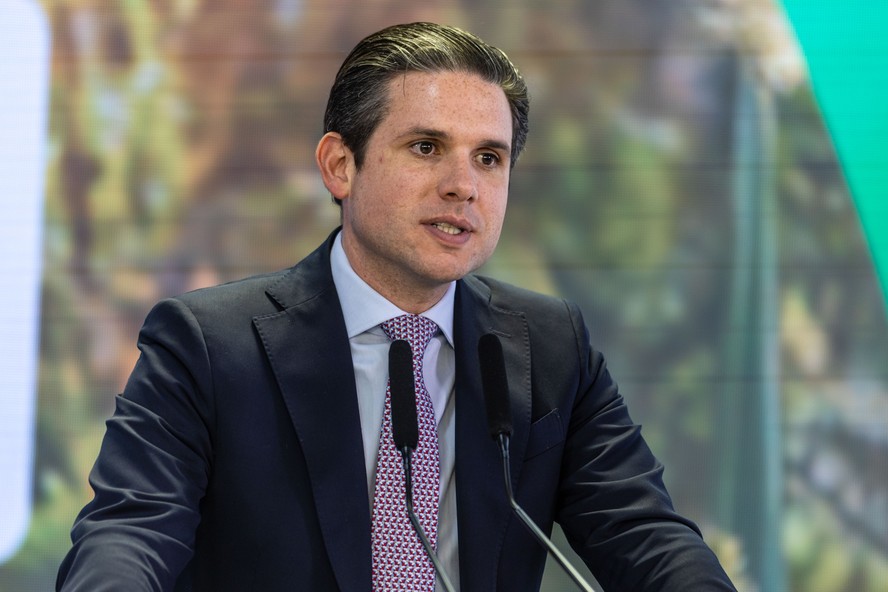 Ele vai terminar o cargo atirando literalmente:

Hugo Motta entregou o PL antifacção de Lula para o Derrite e, na mesma semana, deixou passar o PDL da PEDOFILIA.

Hugo Motta, além de frouxo, é um monstro, odeia o povo, é sádico e, acima de tudo, muito burro.

É um dever da