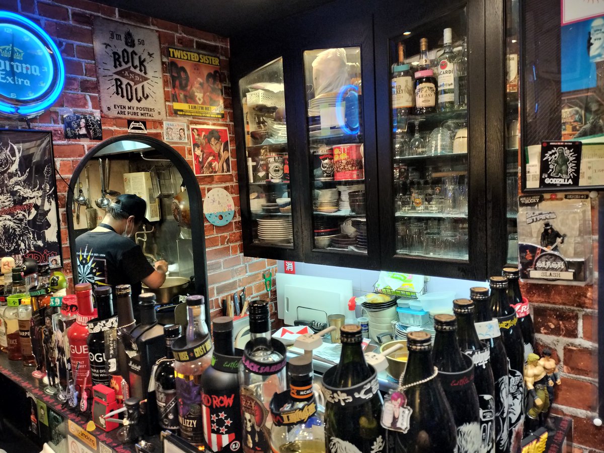hiroty_fc2's tweet image. 江戸川区平井「Rock酒場Dio」初訪問。
店内はロックグッズで溢れ、D_DriveのChiikoさん、TSPのHINAさん女性ドラマーのPOPUPSHOPに製作アクセサリーが並ぶ。
HINAさんChiikoさんとお酒話で盛り上がり歓談、誠にありがとうございました！
#Rock酒場Dio #Chiiko #D_Drive #HINA #姫那 #江戸川区平井