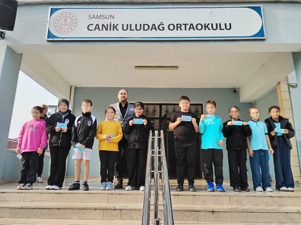 İlçe üçüncüsü olan okul kız voleybol takımımız, 29 Ekim Cumhuriyet Bayramında etkinlik bahçesini düzenlemeye yardım eden öğrencilerimiz ve "Sınıfım Temiz" belgesi almaya hak kazanan sınıflarımız, Cuma günkü törenimizde belgelerini ve hediye çeklerini Müdürümüz takdim etti.