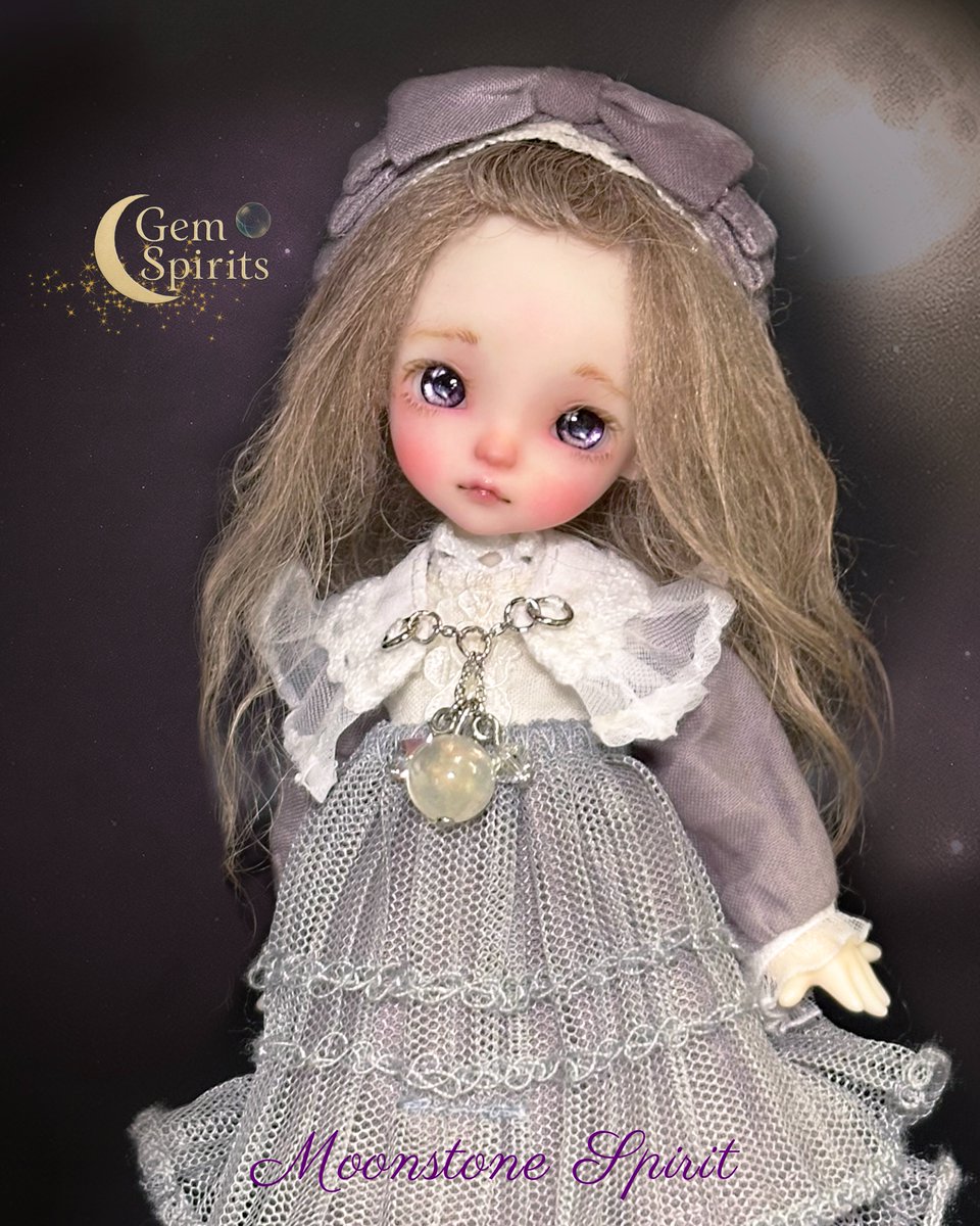 larimarworks's tweet image. 月光のしずくから生まれた静かな癒しの精霊。
あなたの心に寄り添い、優しい直感を灯します。
―Moonstone Spirit―  

メイク：晏辺せせら様（@anbe_sesera）
繊細な筆先が、この子に“魂”を吹き込みました。

Gem Spiritsは、あなたに呼ばれて目を覚まします。
詳細はプロフのリンクから。 #GemSpirits