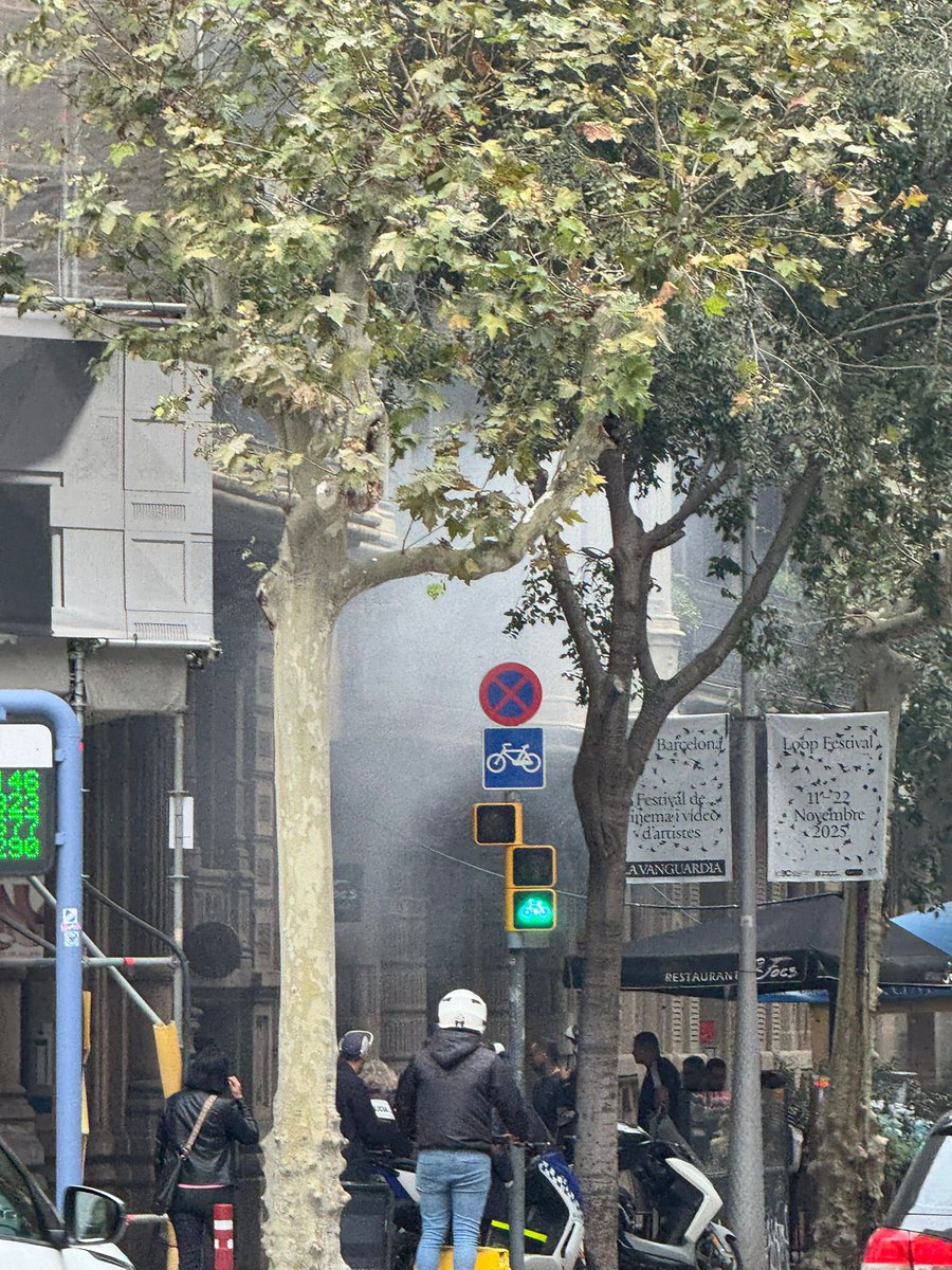 Segon incendi en un any del restaurant 3 Focs al carrer València amb Enric Granados. Ens cremareu a tots!!! <a href="/bcn_ajuntament/">Ajuntament de Barcelona</a> 
Extractor, campanes sense manteniment.