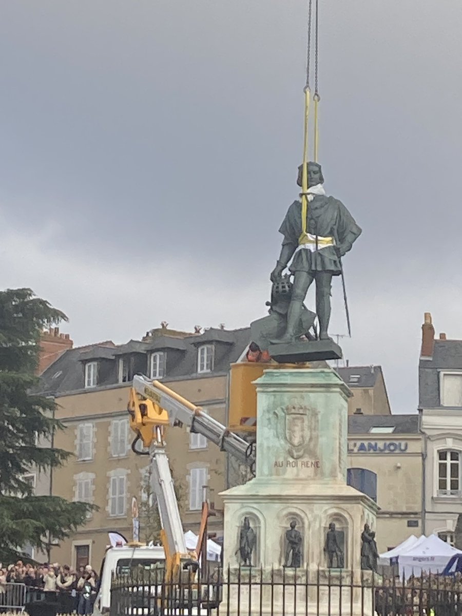 Retour de notre bon Roi René auprès du château #Angers ce samedi matin avec un beau rayon de soleil à sa pose ! <a href="/ChristopheBechu/">Christophe Béchu</a> <a href="/Dufetel/">Nicolas Dufetel</a>