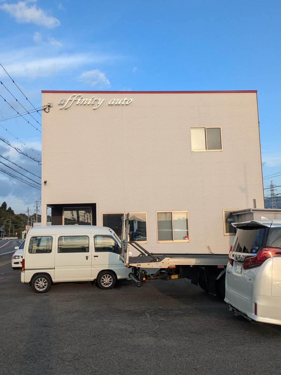 BackGround0101's tweet image. 今日はアフィニティオートさんに出向いてエアロのチリ確認させて貰ってました
スーパーメイドの吉田さんの86もいつの間にか全塗されてていよいよって感じでしたね🤩
マイティボーイエアロ巻いたS15もカッコよかった!