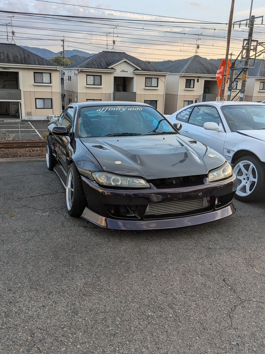 BackGround0101's tweet image. 今日はアフィニティオートさんに出向いてエアロのチリ確認させて貰ってました
スーパーメイドの吉田さんの86もいつの間にか全塗されてていよいよって感じでしたね🤩
マイティボーイエアロ巻いたS15もカッコよかった!