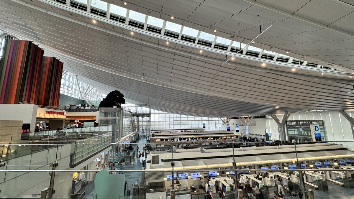 GFBNR34's tweet photo. 羽田空港第３ターミナルに現れたゴジラさん🦖️
今にも動き出しそうです。

#羽田空港 #ゴジラ #Gozilla https://t.co/FsQDA6GlcL