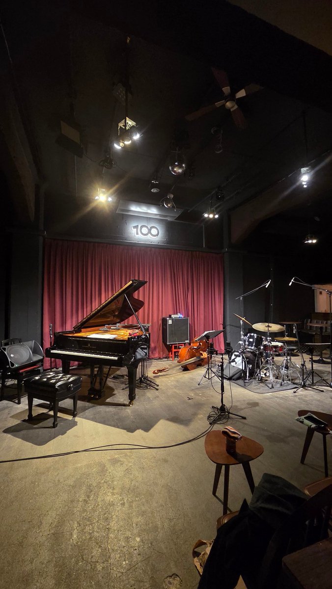 昨日は100banホールでPablo Held Trio
アンサンブルを重視したピアノトリオで超絶技巧の三位一体な演奏は素晴らしかった🔥
特にベース神ってたな～