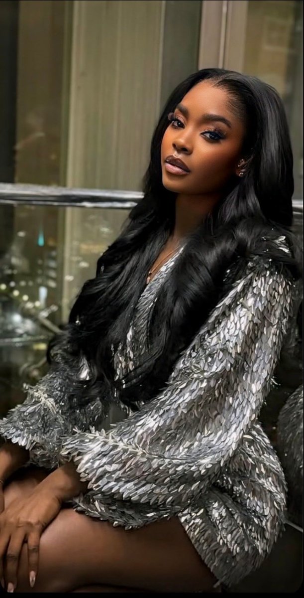 thelagosmag's tweet image. Some frames are remembered.
This one is felt. 🤍
DEDE x GUESS

#Dede #Guess #StyleWave #LagosMagazine #viral