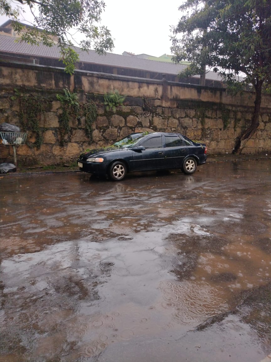 correiodeminas's tweet image. Árvore despenca sobre veículo durante forte chuva em Lafaiete; INMET alerta para tempestade e queda de granizo #correiodeminas

#alerta #tempestade #queda #granizo #queda #arvore #correiodeminasonline

correiodeminas.com.br/2025/11/08/arv…