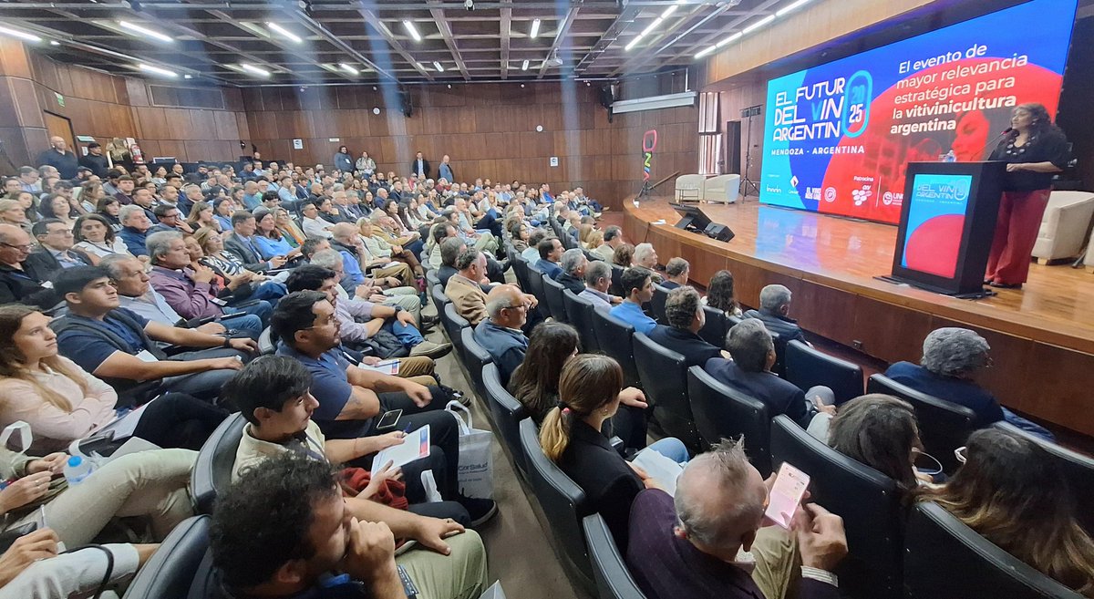 📍Ahora / En la Facultad de Ciencias Económicas de la UNCuyo, el Pte. de <a href="/ACOVI_/">ACOVI</a> Fabián Ruggeri, junto al Gte. Nicolás Vicchi <a href="/NicoVicchi1/">Nicolas Vicchi</a> participan de la jornada El Futuro del Vino Argentino organizado por <a href="/COVIAR1/">COVIAR</a> y el <a href="/FondoVit/">Fondo Vitivinícola</a>. 

El evento, en su 3ra edición, es un encuentro