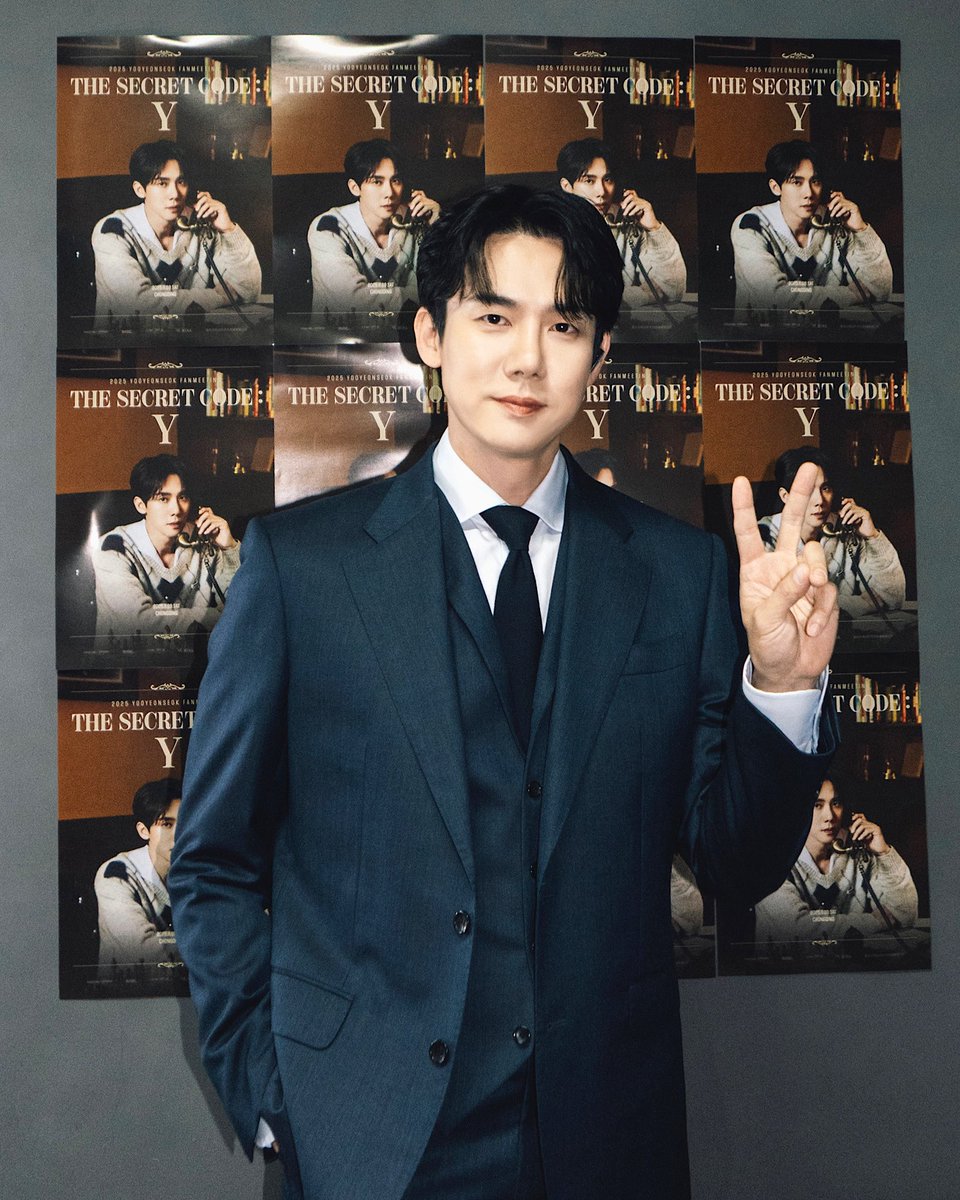 [#PHOTO] 
𝟐𝟎𝟐𝟓 𝐘𝐎𝐎𝐘𝐄𝐎𝐍𝐒𝐄𝐎𝐊 𝐅𝐀𝐍𝐌𝐄𝐄𝐓𝐈𝐍𝐆
‹The Secret Code : Y> in Chongqing

우리만의 시크릿 코드를 완성하기 위한, 
또 다른 여정의 시작🤫✈️

#유연석 #YooYeonSeok 
#2025유연석팬미팅 #TheSecretCode_Y