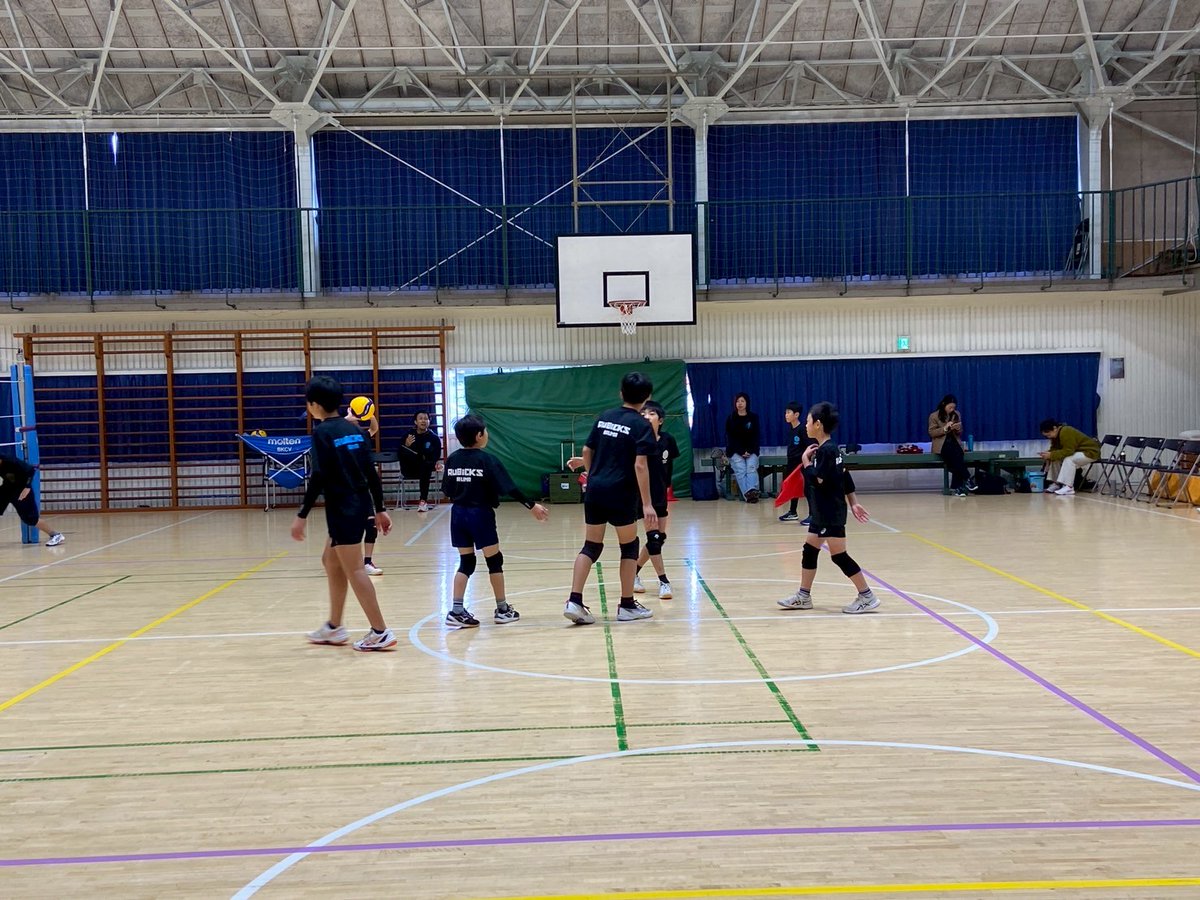rubicks_iruma's tweet image. 本日はお馴染みの強豪、マルガリータ様をお迎えして練習試合🏐　
川口からお越しになるチームですが朝の外環道が事故渋滞で遅れてお見えに💦いつも遠方までありがとうございます🙏
拾ってドカンと決めるチームで今回もとても勉強になりました👍️
さて明日は若鮎杯（5年生以下）です！気合いれてます😝