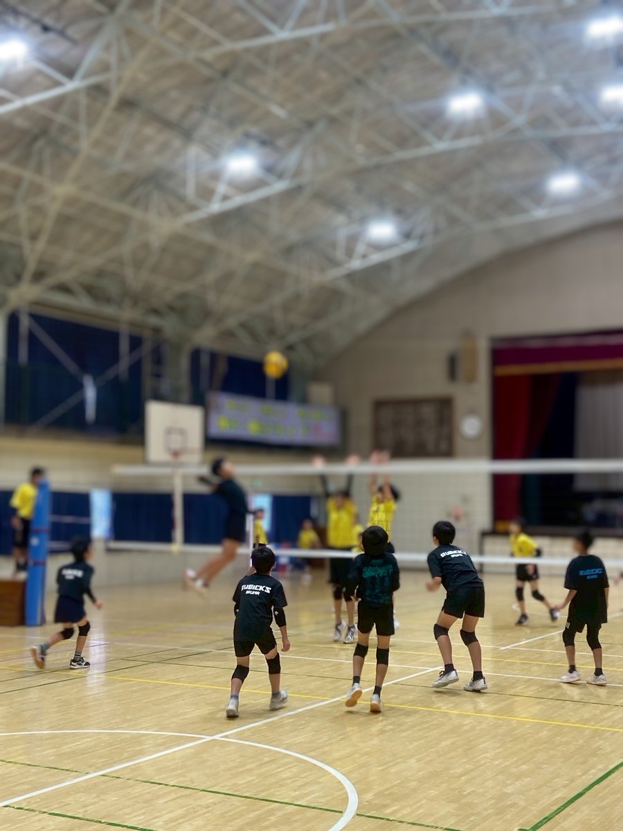 rubicks_iruma's tweet image. 本日はお馴染みの強豪、マルガリータ様をお迎えして練習試合🏐　
川口からお越しになるチームですが朝の外環道が事故渋滞で遅れてお見えに💦いつも遠方までありがとうございます🙏
拾ってドカンと決めるチームで今回もとても勉強になりました👍️
さて明日は若鮎杯（5年生以下）です！気合いれてます😝