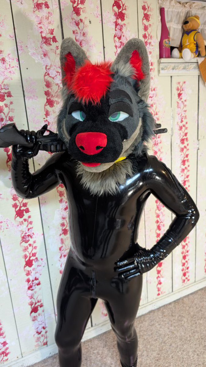 Latex, guns, and a fursuit. What more could you ask for? ✨✨

#squeakysaturday #shinysaturday