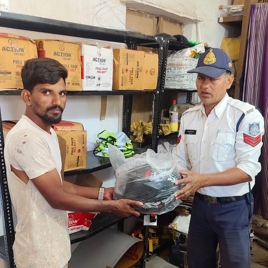 “हमें चालान नहीं, हेलमेट चाहिए” अभियान के तहत SP रघुवंश सिंह के निर्देशन में
जरूरतमंद चालकों को जनसहयोग से स्थापित हेलमेट बैंक से निःशुल्क हेलमेट वितरण |
👉 उद्देश्य — दंड नहीं, जागरूकता व सुरक्षा को बढ़ावा देना। <a href="/CMMadhyaPradesh/">Chief Minister, MP</a> <a href="/DGP_MP/">DGP MP</a> <a href="/IGP_INDORE/">IG INDORE (RURAL)</a> <a href="/DIG_INDORERURAL/">DIG_INDORE (RURAL)</a> <a href="/mohdept/">Home Department, MP</a>