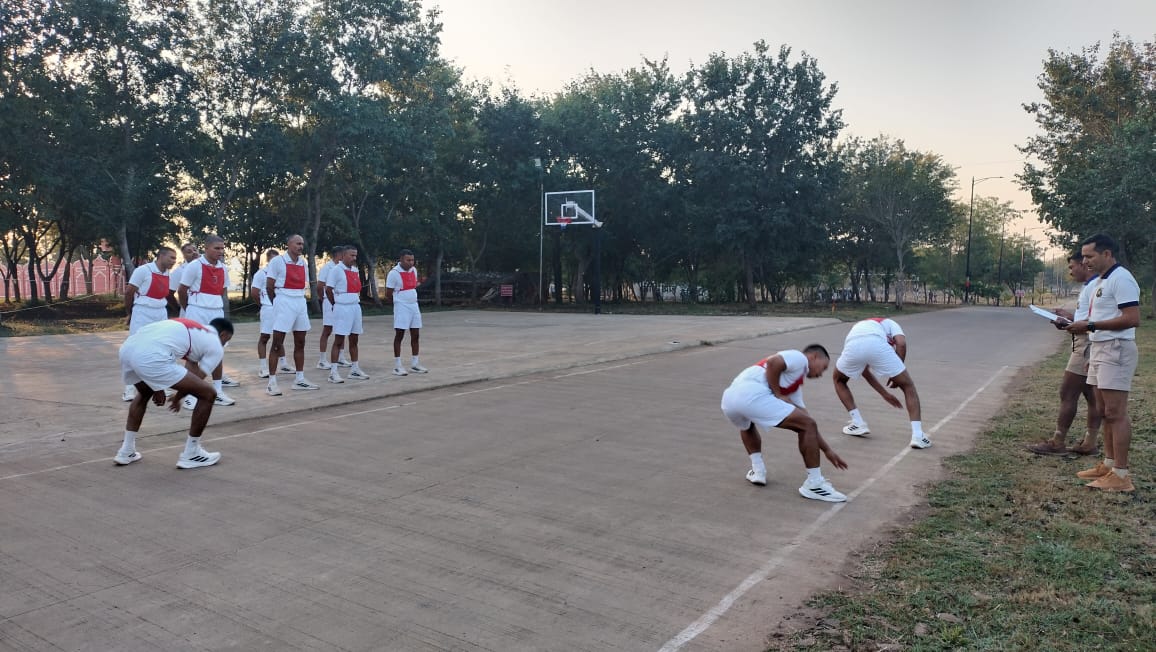 आज दिनांक 08 नवंबर 2025 को सशस्त्र सीमा बल अकादमी, भोपाल में संचालित 13वें AC (LDCE) कोर्स के प्रशिक्षु अधिकारियों के 2.4 किमी दौड़ व शारीरिक प्रशिक्षण के छायाचित्र।
<a href="/SSB_INDIA/">Sashastra Seema Bal</a>