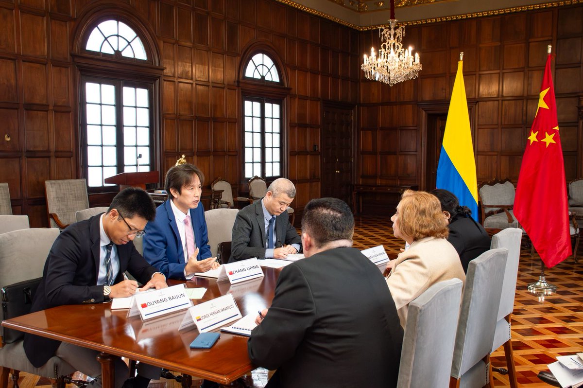 CancilleriaCol's tweet image. La Canciller @yvillavicenciom sostuvo un encuentro con la Embajada de la República Popular China (@china_embajada), en el marco del fortalecimiento de la Asociación Estratégica entre ambos países. La reunión permitió revisar avances de la agenda bilateral y reafirmar la voluntad…