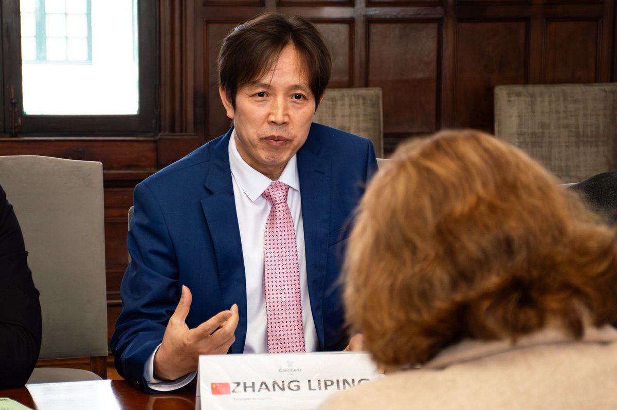 CancilleriaCol's tweet image. La Canciller @yvillavicenciom sostuvo un encuentro con la Embajada de la República Popular China (@china_embajada), en el marco del fortalecimiento de la Asociación Estratégica entre ambos países. La reunión permitió revisar avances de la agenda bilateral y reafirmar la voluntad…