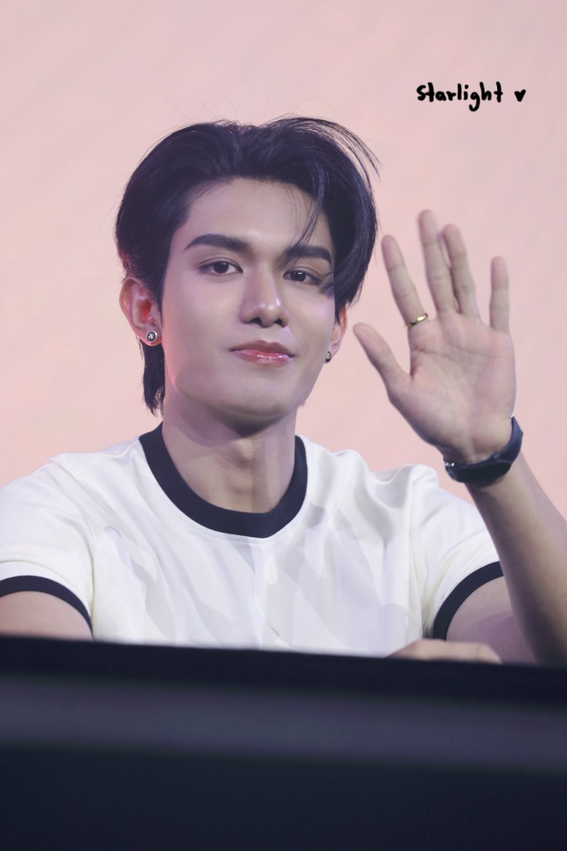 Starlight_YY's tweet photo. 2025.11.8

Hi Hi～

Net HappiDay in Hong Kong

@netsiraphop 
#NetFMinHongkong 
#netsiraphop https://t.co/IqhMrdOldc