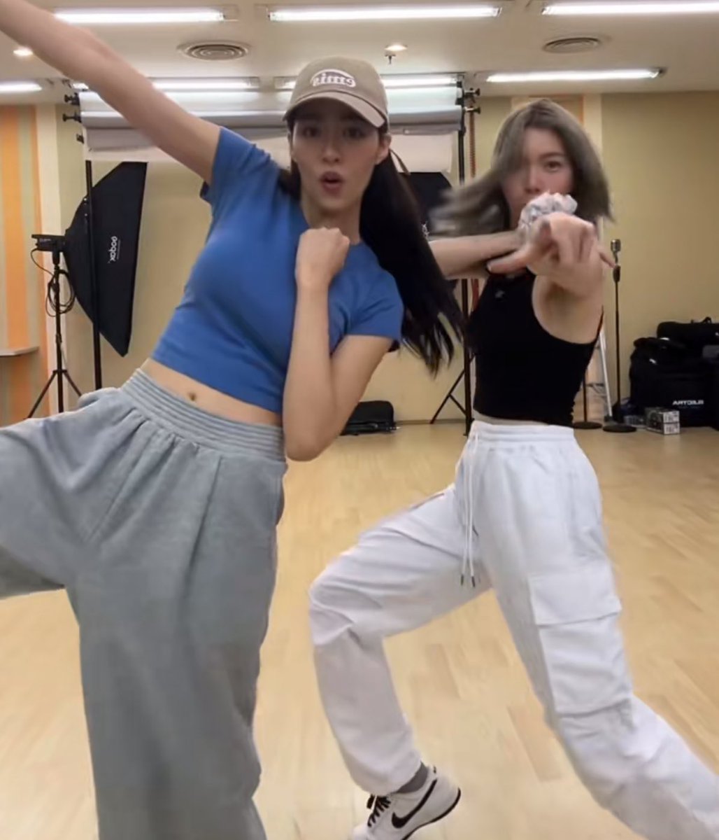 noriter7941's tweet image. 안녕하세요 와플입니다✋
멀리서나마 다같이 즐기기 위해 작게 준비 해봤습니다🥹

-마감 : 9일 오후5시 (까올리타임)
-준비수량 : 스티커 20세트
-참여방법 : 맘찍+리트윗/인용
-주의사항 : 맥세이프에 부착시 충전X / 국내주소
LINGORM HER AND HERS FANCON
#LingOrm1st_ImpactFANCON