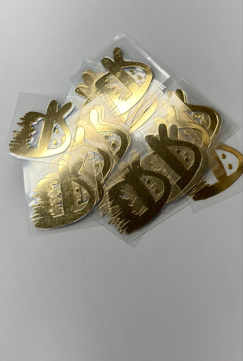 noriter7941's tweet image. 안녕하세요 와플입니다✋
멀리서나마 다같이 즐기기 위해 작게 준비 해봤습니다🥹

-마감 : 9일 오후5시 (까올리타임)
-준비수량 : 스티커 20세트
-참여방법 : 맘찍+리트윗/인용
-주의사항 : 맥세이프에 부착시 충전X / 국내주소
LINGORM HER AND HERS FANCON
#LingOrm1st_ImpactFANCON