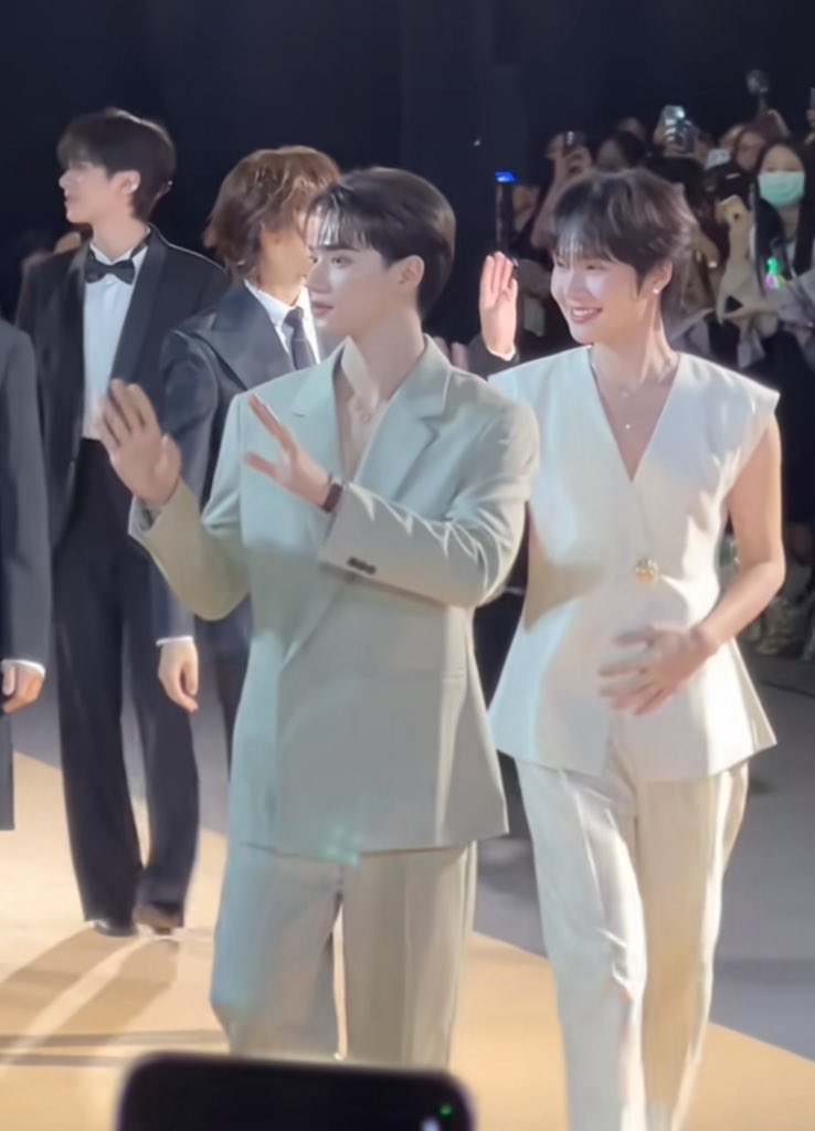 kritbaee's tweet photo. the governor and his pregnant wife https://t.co/RcbZcKQTH2