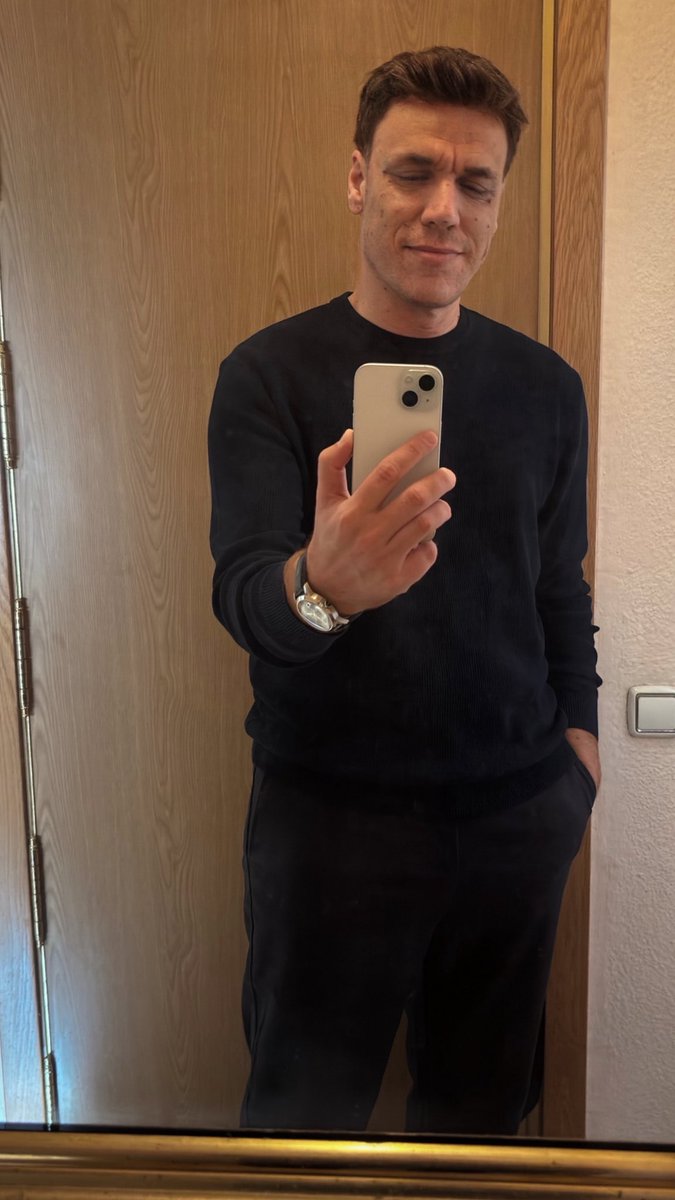 Madrugando un sábado sin necesidad como buen señor mayor, y dudando si ir a por churros. Buenos días, Tuiter ☕️