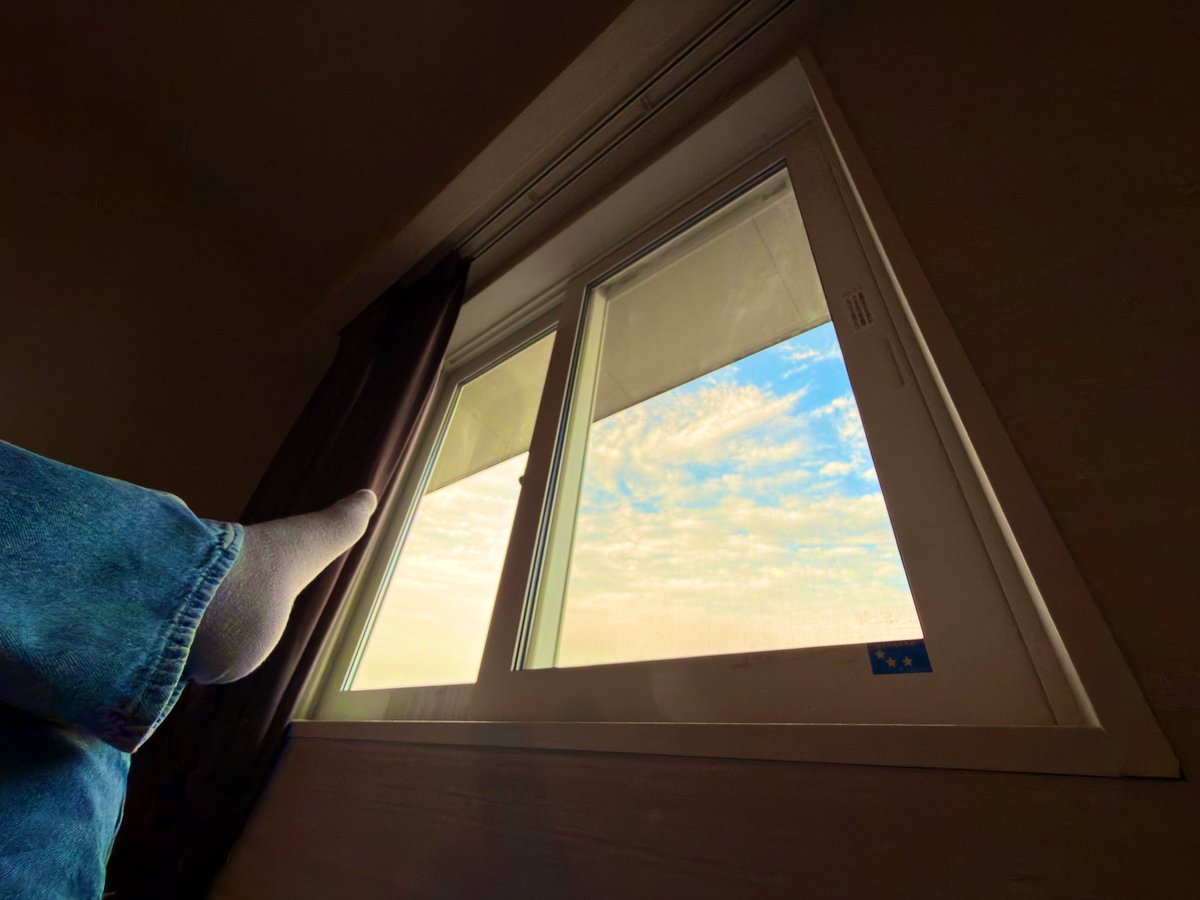 仮病使って学校ズル休みした16歳の12:00も、夜更かしして気が付いたら空が白んできた21歳の5:00も、たった5文字の歌詞が浮かんでこなくて沈黙が続いた25歳の8:00も、将来の不安と焦燥に駆られながらも寝過ぎた29歳の16:00も、日々歌える喜びに満ち溢れてる今も、この角度からのこの画が堪らなく好き。