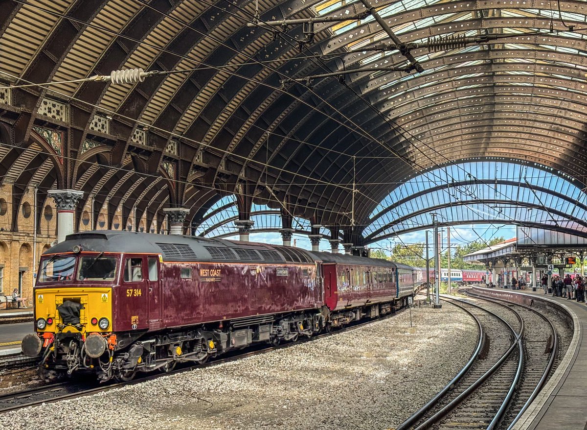 miles_chains's tweet image. With 34067 ‘Tangmere’ up front, 57314 ‘Conwy Castle’ provides ETS and a bit of insurance at the back! Captured at York with 1Z18, the Lancaster to Scarborough on 27/08/25.
#Class57 #ScarboroughSpaExpress #York