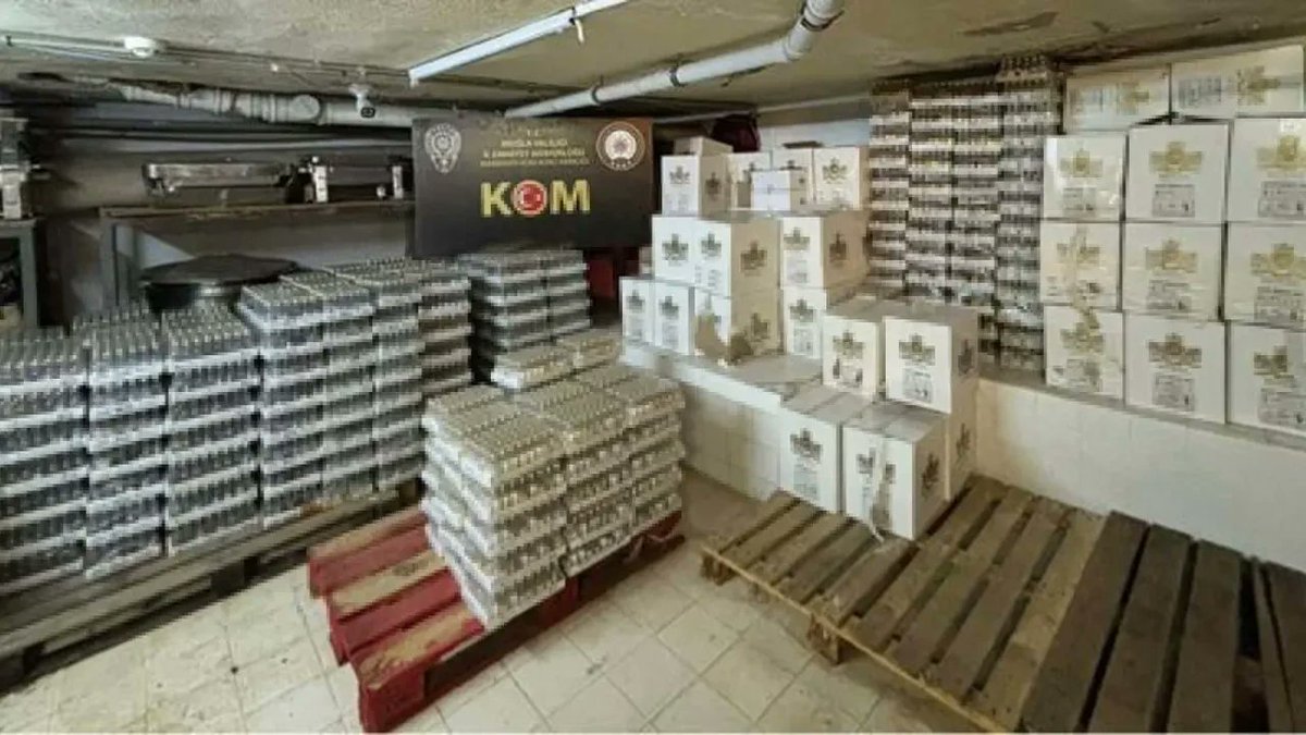 HaberKoycegiz's tweet image. Muğla’da Litrelik Kaçak İçkiler Polise Takıldı: 3 Şüpheli Gözaltına Alındı

koycegiz-haber.com/gundem/muglada…

#Muğla #Marmaris #Fethiye #Sahteİçki #Operasyon #Gözaltı #Dalaman #Kaçakİçki #KomŞ