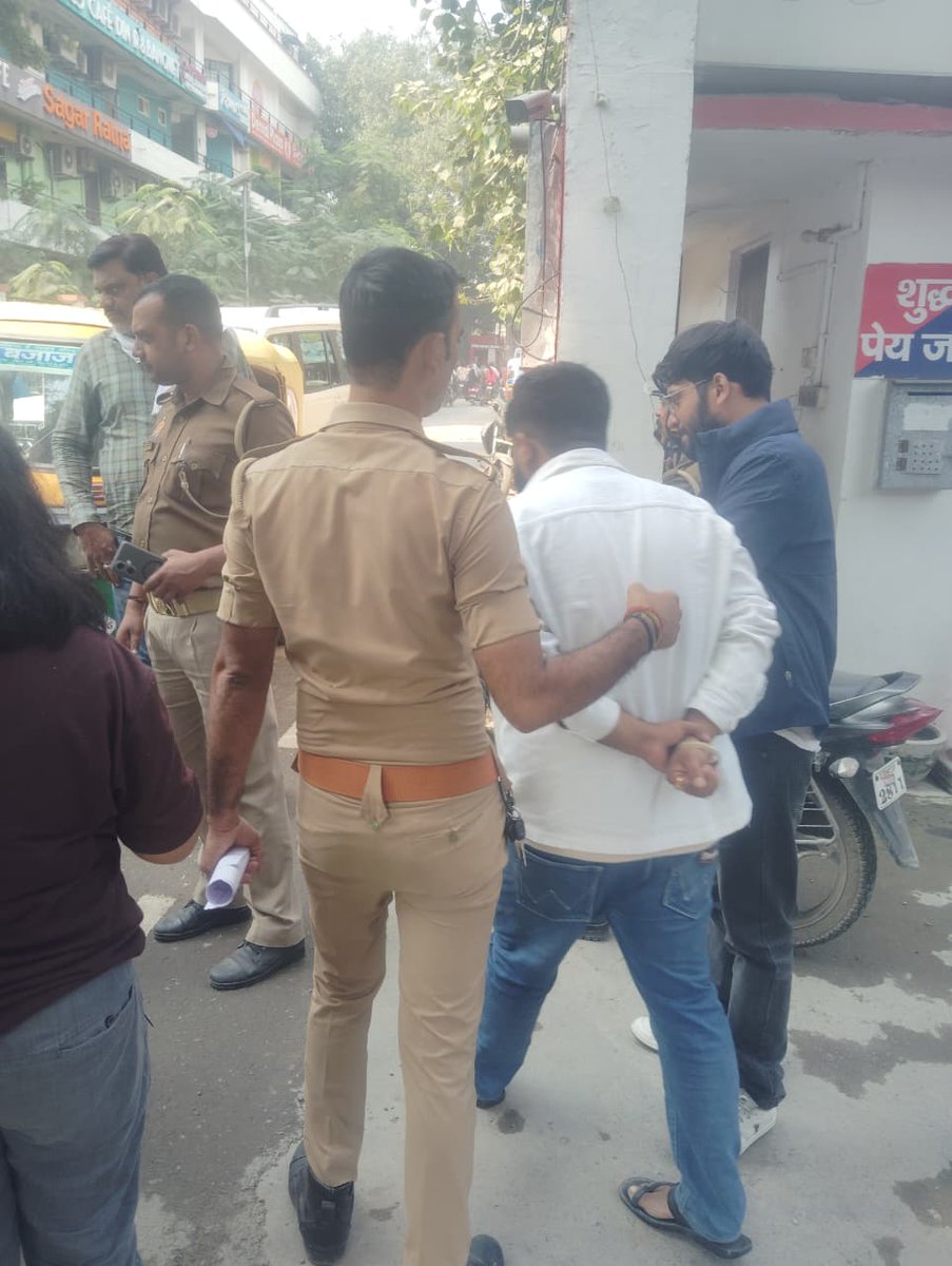 ineeraj_JM's tweet photo. प्रधानमंत्री कल वाराणसी में थे और उनके इशारे पर बिहार का बेटा,BHU का छात्र सुमन आनंद को पुलिस गिरफ्तार कर ली।
सुमन,वोट चोरी के मुद्दे पर प्रदर्शन कर रहे थे और प्रधानमंत्री को डर था कि कहीं उनके मौजूदगी में उनके वोट चोरी के कारनामें उजागर न हो जाए इसलिए उ��्हें जेल भेज दिया गया। https://t.co/LhQ1V44deB