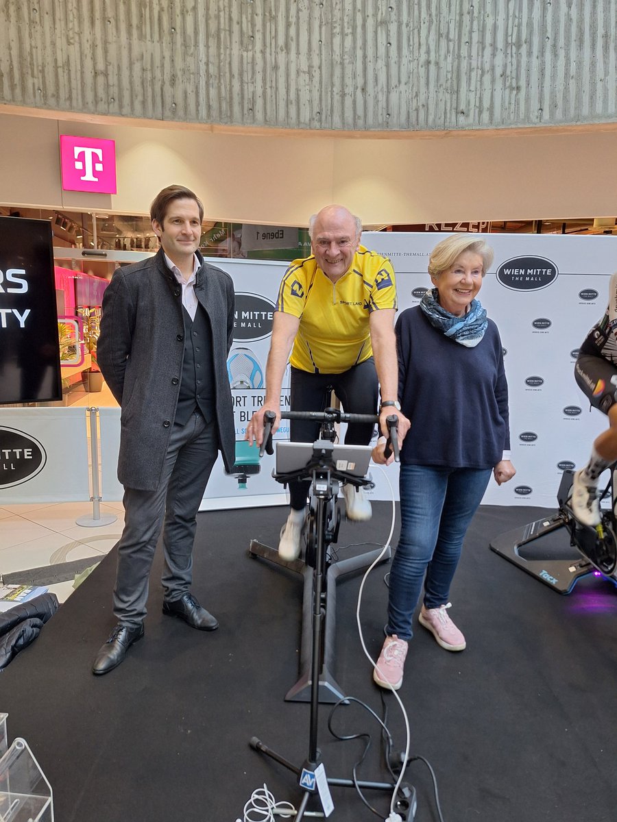 Radeln für den guten Zweck: Dafür hat Ex-NÖ-Landeschef Erwin Pröll immer Zeit. In The Mall Wien Mitte strampelten auch andere Pedalritter für den Verein Hilfe im eigenen Land von Sissi Pröll. Der Verein engagiert sich für unverschuldet in Not geratene Menschen. Chapeau!