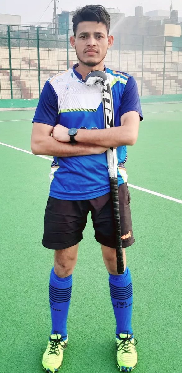 धौलपुर राजस्थान निवासी नमन वाल्मीकि भी एक प्रतिभावान युवा हॉकी खिलाड़ी हैं जो हॉकी में देश को नई ऊंचाइयों पर ले जाने व पुलिस में भर्ती होने के सपनों को पीछे छोड़ विषम पारिवारिक परिस्थितियों के कारण परंपरागत सफाई कार्य करने को विवश हैं।
<a href="/RajCMO/">CMO Rajasthan</a> @dmdholpur <a href="/TheHockeyIndia/">Hockey India</a> <a href="/YWalmiki/">Yuvraj Walmiki 🇮🇳🏑</a>
