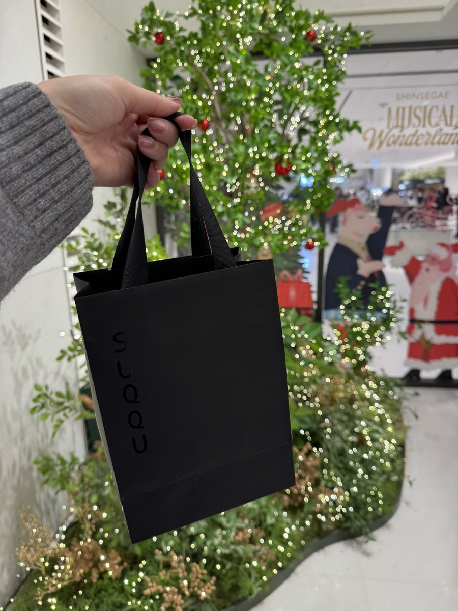 며칠 전 초대받아서 갔던 SUQQU 홀리데이 VIP 뷰티클래스
항상 글리터가 너무 영롱해서 둘 중 하나만 고르라고 하는 건 너무 어려움
나한테 선물 해주기 좋아하는 나는 이번에도 나에게 응원의 선물을 해줌😇