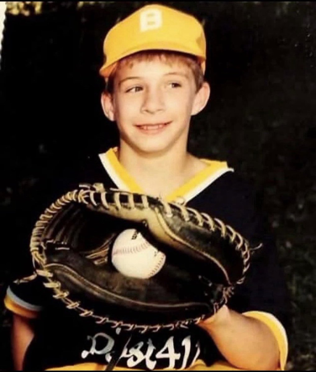 1Princess_HJO's tweet image. Can’t believe I had a baby with a bird brain 🧠 as a teenager in school. My #blueeyed #babydaddy aka sperm donor. He was so hot 🥵 when I was with him in our Estate in Ohio before I left him &amp;amp; he turned to 🗑️ . He was flipping me around like a big Barbie. No black glove 🧤aka 🎩