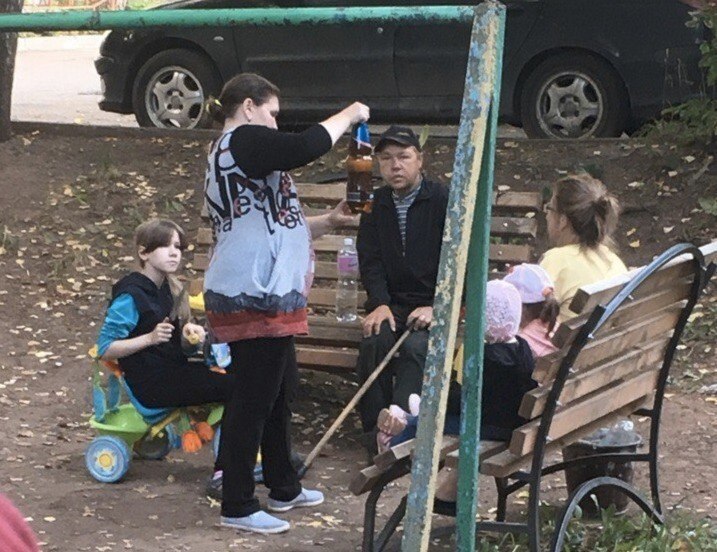 duxovnosti0d's tweet photo. Представитель компании Bud рекламирует новую продукцию немцам.
#мемы #черныйюмор #русскийтвиттер #соцреализм #absurdlife https://t.co/fdEmhJxZV5