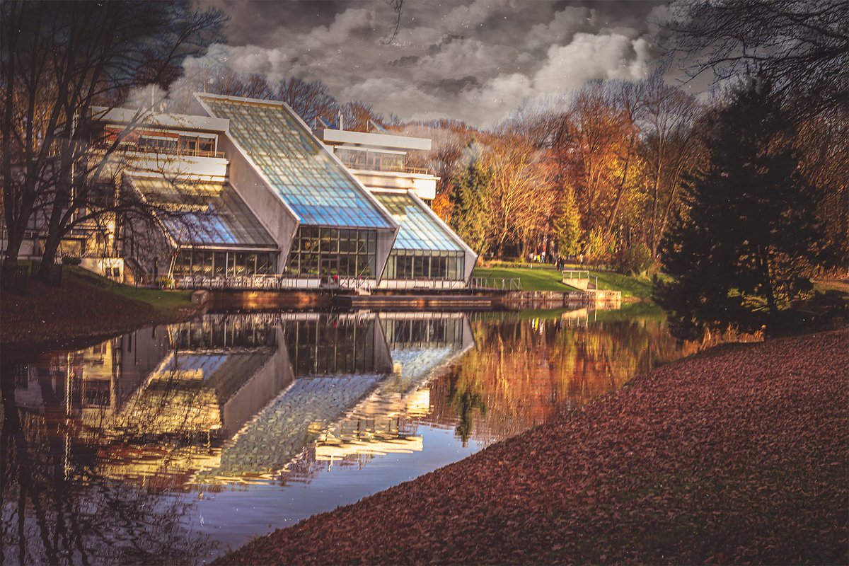 ZaneMossDesign's tweet image. Where architecture meets the calm of nature.
Glass and water mirror each other — and autumn breathes between them. 🍁
#Photography #Architecture #AutumnReflections #ArtOfLight
fineartamerica.com/featured/moder…