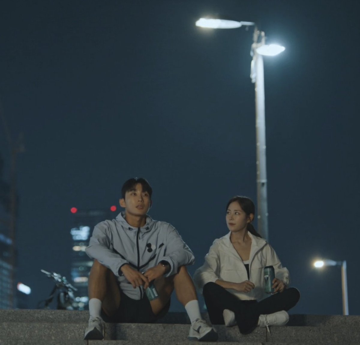 yoonjuwoi's tweet photo. the slowburn lover in me would nOT miss the fact that they sat closer to each other in their next run-rest date it makes me scream sjhdjshdjshds giving me life ngl

#baenara #shinseulki #wouldyoumarryme https://t.co/5pFF1TVsxK