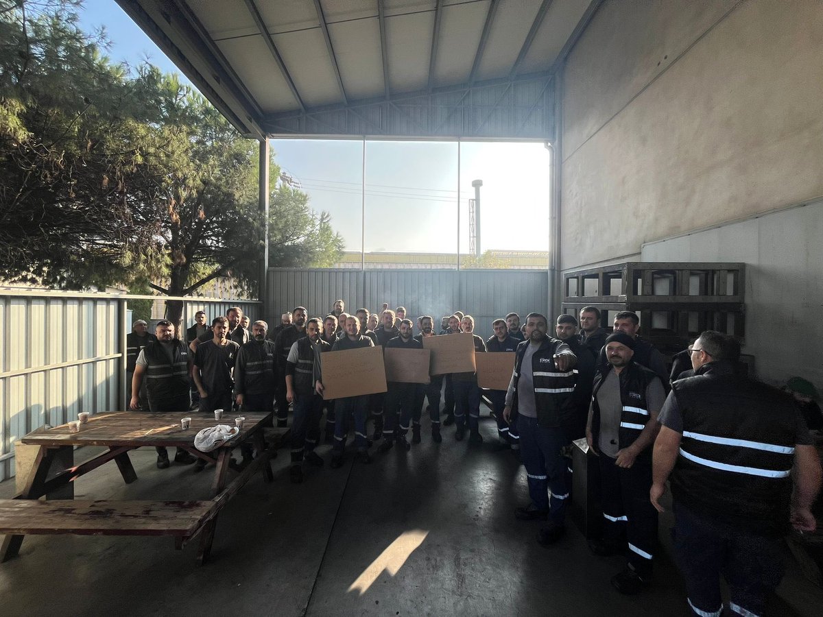 BirlesikMetal's tweet image. 🔴 Örgütlü olduğumuz fabrikalarda grevdeki #SmartSolar işçileriyle dayanışma eylemleri devam ediyor.✊

📌İzmir Eren Balata işçileri👇🏻

📢 “Smart Solar işçisi yalnız değildir!”

#YaşasınSmartGrevimiz #YaşasınÖrgütlüMücadelemiz