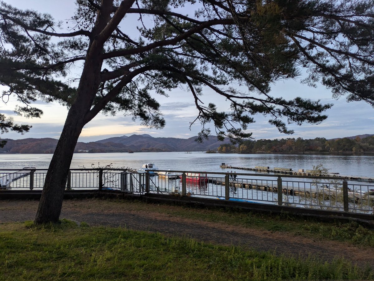 SleepingVer01's tweet photo. #桧原湖　#ワカサギ釣り
明日は義父と今シーズン初のワカサギ釣りの予定が珍しく娘達も行きたいとついてきたので、急遽お泊りに。義父は娘たちにデレデレだし良いかなw
釣れるといいな〜。 https://t.co/W5pmqRrHfk