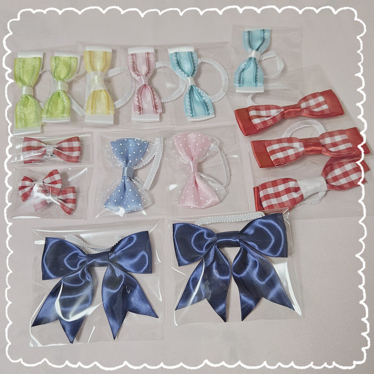 StaC0n's tweet photo. 間に合ったので はつレス、ぬい用リボンも少しだけ持っていきます……！
1つ1つ手作りなので個体差ありますが、どれも丁寧に頑張って造ったのでぜひお迎えしてください❤︎(⑅⩌  ̫ ⩌⑅⃛)

赤チェックのやつはストロベリーのウエハース衣装イメージです🍓
 #はつレス https://t.co/K7lqhGDw9Z