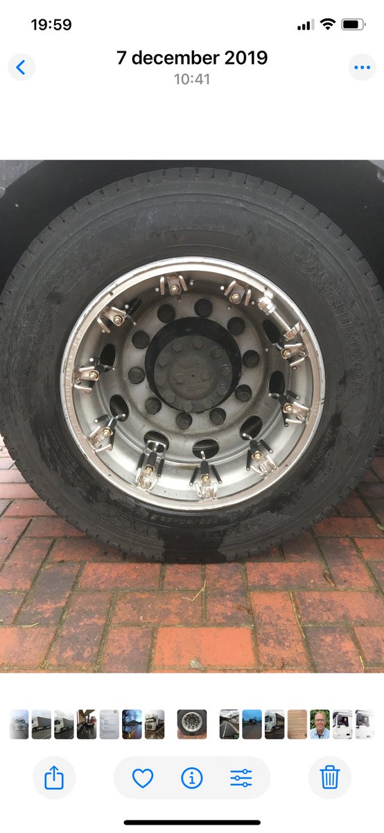 Iemand van de collega’s nog belang bij een set sneeuwkettingen voor de trekas van een vrachtwagen? Eenvoudige montage en past op een stalen velg. Mag voor een klein bedrag weg.